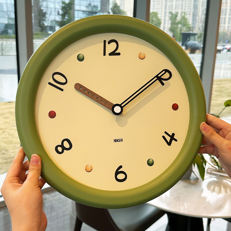 法式钟表挂钟客厅静音免打孔2024新款创意奶油风艺术绿色时钟挂墙