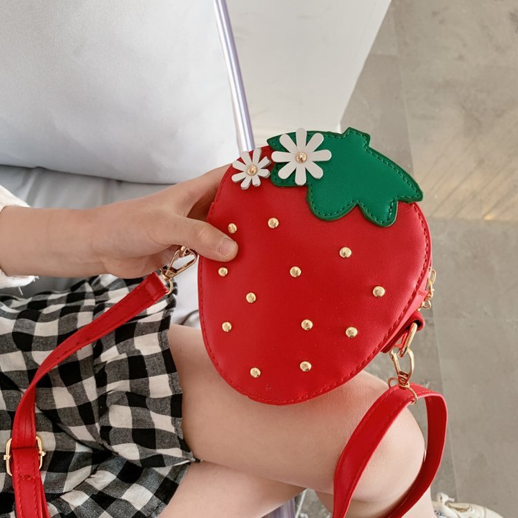 儿童包包2022韩版可爱卡通草莓女童单挎包时尚铆钉装饰宝宝零钱包