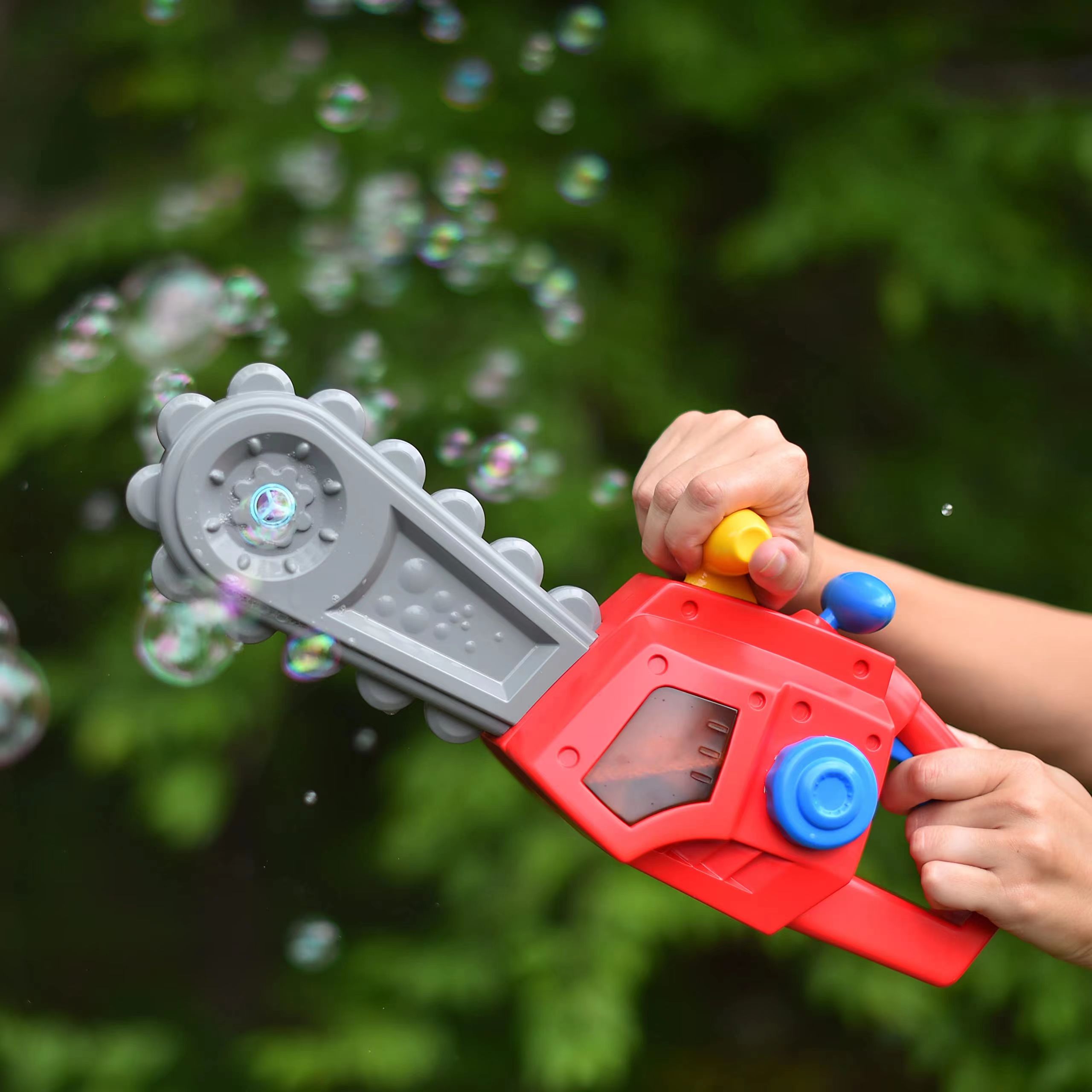 出口美国 PLAYDAY原装电锯造型电动泡泡机儿童玩具  嗡嗡电锯音效