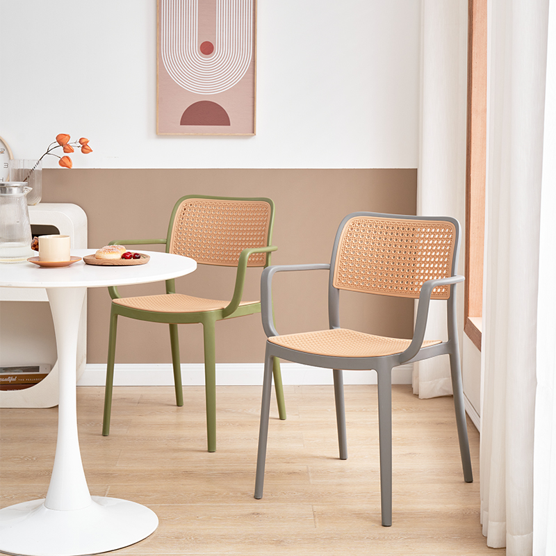 北欧简约塑料椅子带扶手靠背凳子加厚可叠放餐桌椅牛角户外藤编椅